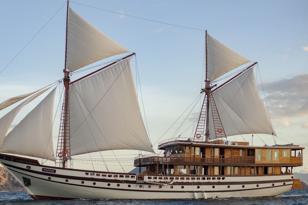 e3c75cee78059f5c39344cb46e926779.ultimate-yachts-indonesia-Prana36