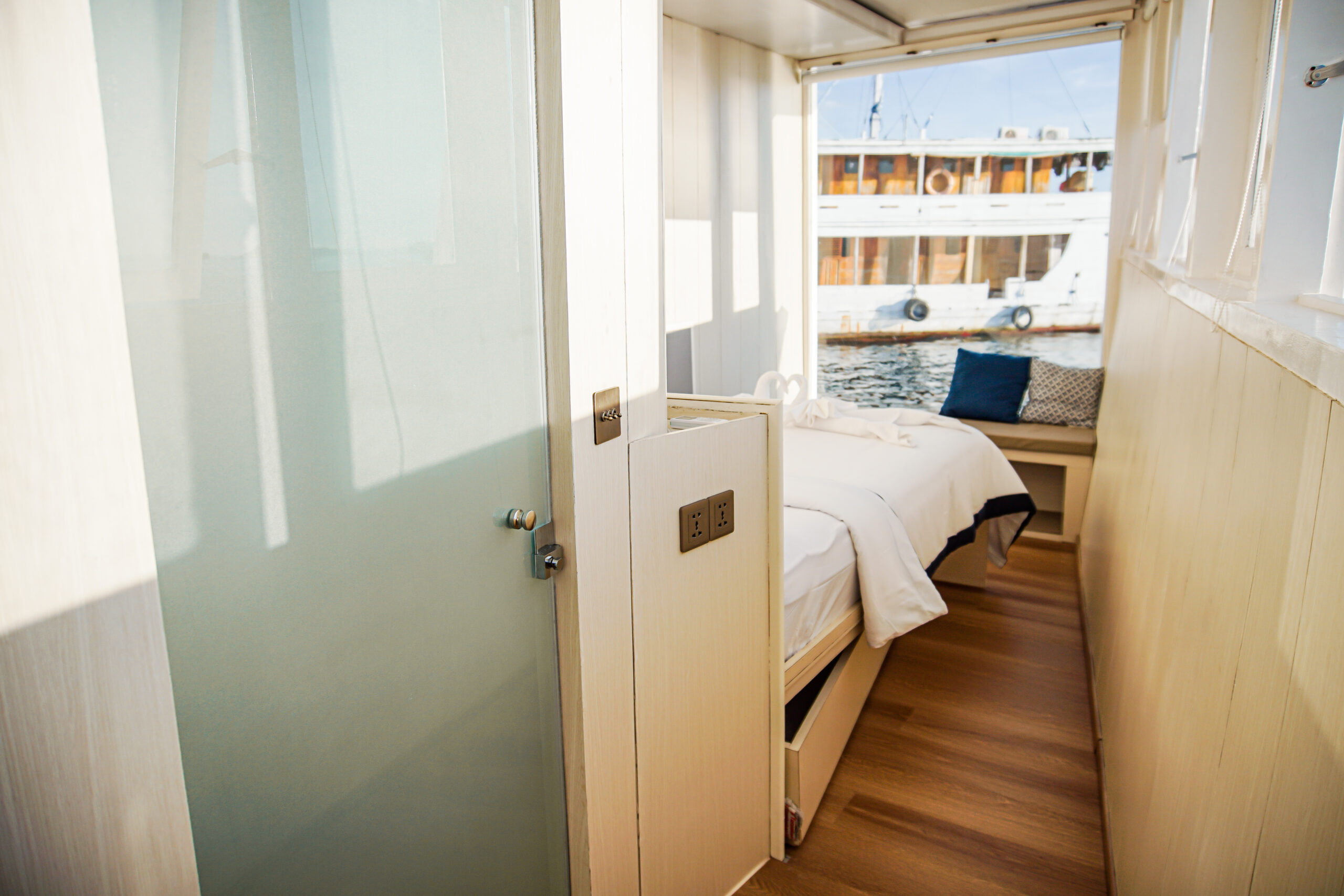 Main Deck Banda _ Rote Room 1