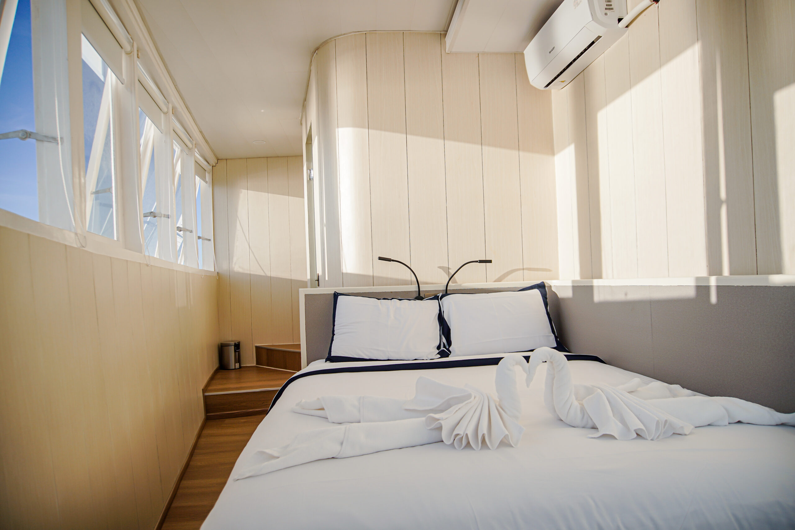 Main Deck Banda _ Rote Room 2